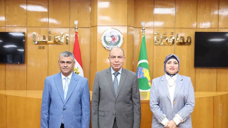 محافظ المنيا يكرم وكيل الصحة السابق ويهنئ الجديد -صدى الخبر