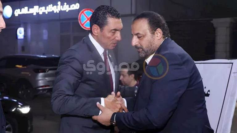 جوهر نبيل يواسي عضو مجلس الشيوخ في وفاة والدته بمسجد عمر مكرم -صدى الخبر