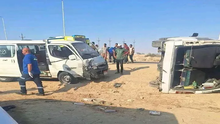إصابة 8 أشخاص في تصادم سيارتي ميكروباص بطريق السويس (صور) -صدى الخبر