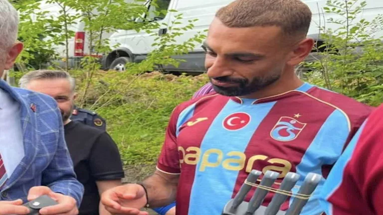 سكاكين وسيف وقطعة أرض.. الهدايا تنهال على صلاح بعد انتقاله إلى طرابزون -صدى الخبر
