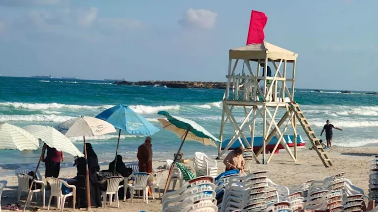 الرايات حمراء.. حظر نزول البحر بشواطئ العجمي وغرب الإسكندرية- صور -صدى الخبر
