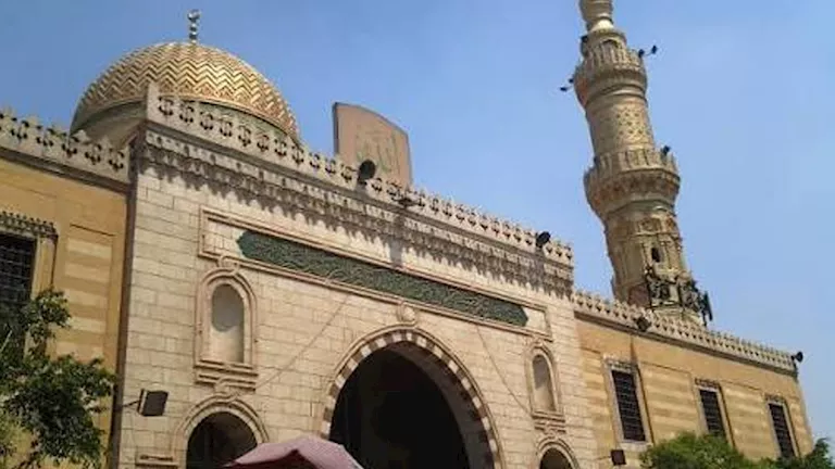 إمام مسجد السيدة نفيسة يكشف فلسفة “الخلوة في الجلوة” -صدى الخبر