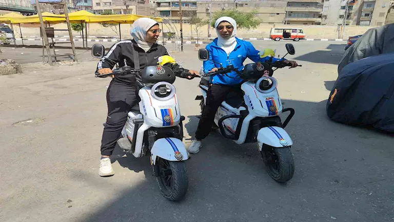 “صحاب وسند ولقمة عيش”.. حكاية مي وسميرة مع السكوتر والدليفري بالزقازيق -صدى الخبر