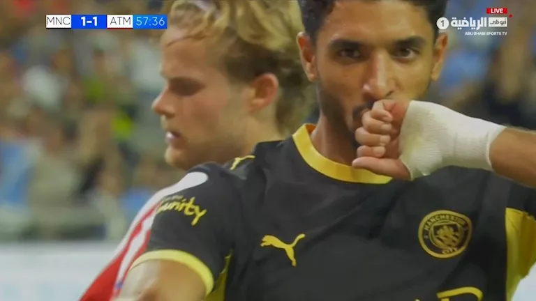عمر مرموش يحتفي بجائزة أفضل لاعب في مباراة مان سيتي وأتليتكو -صدى الخبر