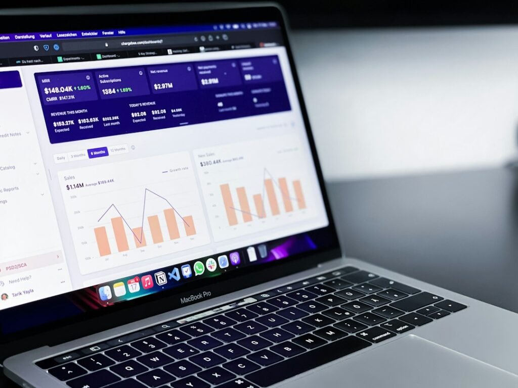 ما الفرق بين SEO والإعلانات الممولة؟ وكيف تختار لمشروعك؟ رسوم بيانية لقياس الأداء
