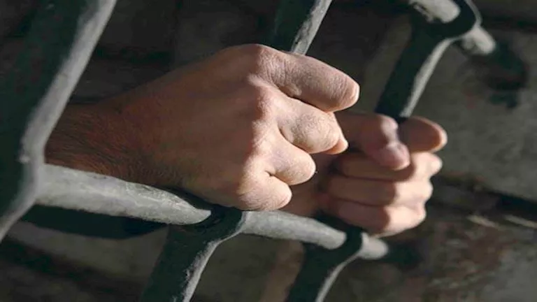 حبس طالبين 4 أيام لاتهامهما باستعراض القوة وسرقة زميلهما في أكتوبر حبس طالبين 4 أيام لاتهامهما باستعراض القوة وسرقة زميلهما في أكتوبر