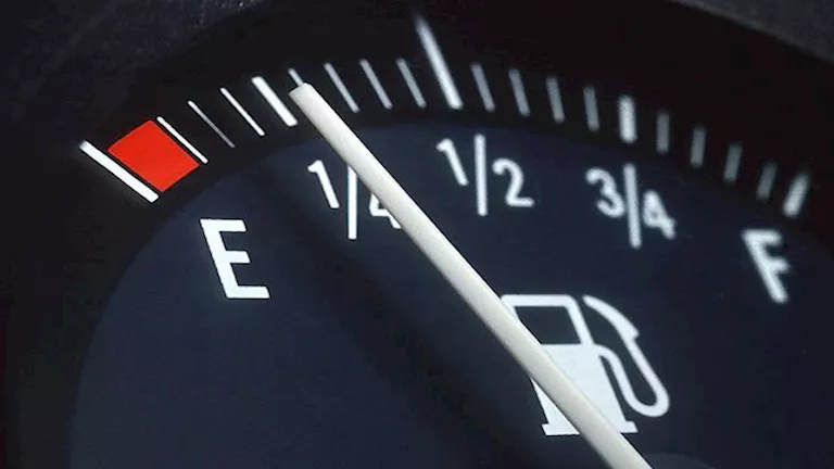 بتستهلك بنزين كتير؟ نصائح مهمة لتقليل استهلاك الوقود وتوفير نفقاتك -صدى الخبر بتستهلك بنزين كتير؟ نصائح مهمة لتقليل استهلاك الوقود وتوفير نفقاتك -صدى الخبر