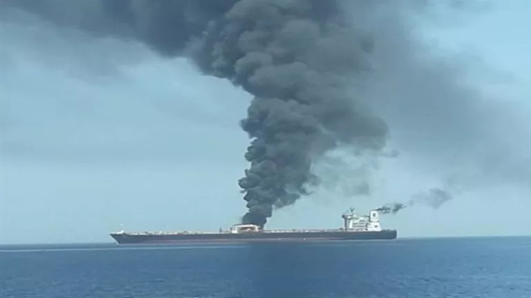 إصابة ناقلتي نفط أثناء عبورهما من مضيق هرمز إصابة ناقلتي نفط أثناء عبورهما من مضيق هرمز