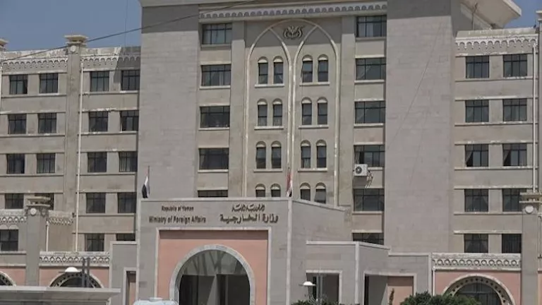 الخارجية اليمنية تدين الاعتداء على مطار عدن الدولي الخارجية اليمنية تدين الاعتداء على مطار عدن الدولي