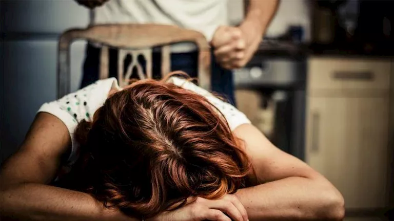 بعد أيام من عودتها لزوجها.. 7 طعنات وشاكوش أنهت حياة “ريهام” في المحلة بعد أيام من عودتها لزوجها.. 7 طعنات وشاكوش أنهت حياة "ريهام" في المحلة