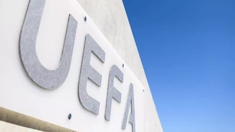 يويفا يعاقب طرابزون سبور بسبب شغب جماهيره -صدى الخبر يويفا يعاقب طرابزون سبور بسبب شغب جماهيره -صدى الخبر