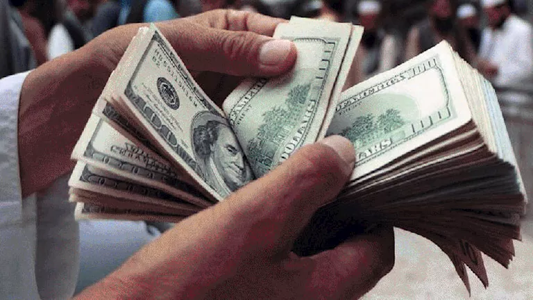 عودة طفيفة للأجانب تدعم الجنيه بعد خسارة 4.5% من قيمته عودة طفيفة للأجانب تدعم الجنيه بعد خسارة 4.5% من قيمته