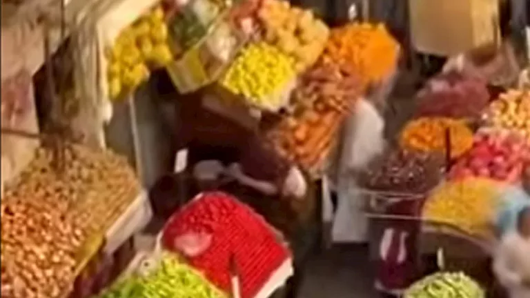رموا البضاعة في الأرض.. مشاجرة عنيفة بين بائعي الخضار في أسيوط رموا البضاعة في الأرض.. مشاجرة عنيفة بين بائعي الخضار في أسيوط
