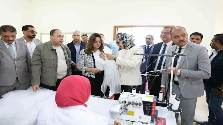 وزيرة التنمية المحلية تفتتح مصنع شكائر الزماط بالخارجة -صدى الخبر وزيرة التنمية المحلية تفتتح مصنع شكائر الزماط بالخارجة -صدى الخبر