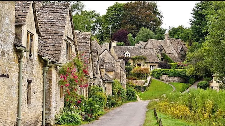 سكان أجمل قرية ببريطانيا يغادرون منازلهم بسبب السياح -صدى الخبر سكان أجمل قرية ببريطانيا يغادرون منازلهم بسبب السياح -صدى الخبر
