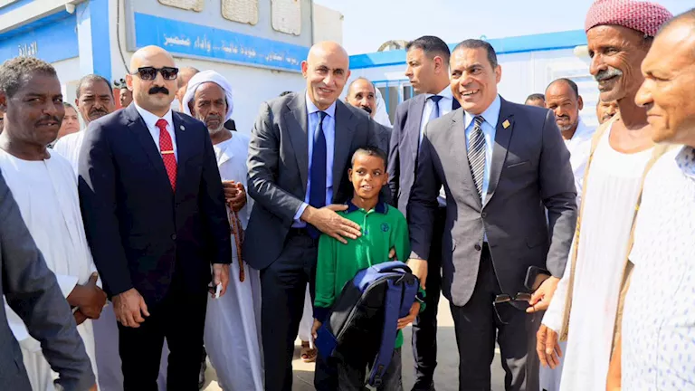 طالب بـ"شلاتين" يدهش وزير التعليم بأداء استثنائي أثناء تحية العلم طالب بـ"شلاتين" يدهش وزير التعليم بأداء استثنائي أثناء تحية العلم