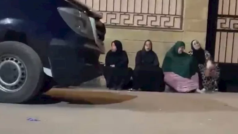 دموع وانتظار أمام المشرحة.. مأساة أسر ضحايا حادث كوبري قها دموع وانتظار أمام المشرحة.. مأساة أسر ضحايا حادث كوبري قها