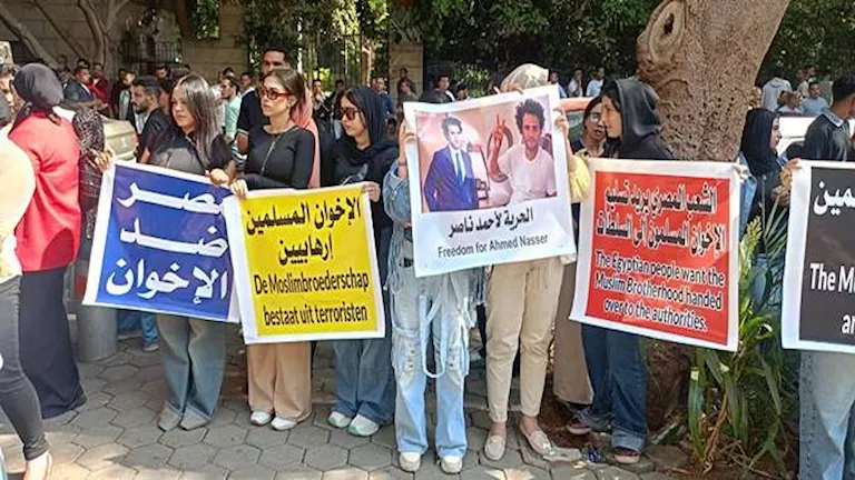 مظاهرات أمام السفارة الهولندية بالقاهرة للمطالبة بالإفراج عن أحمد ناصر -صدى الخبر مظاهرات أمام السفارة الهولندية بالقاهرة للمطالبة بالإفراج عن أحمد ناصر -صدى الخبر