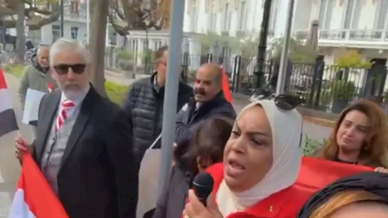 عودة وقفات “سفارة مصر خط أحمر”.. ومتظاهرون يهاجمون هولندا للعام الثاني عودة وقفات "سفارة مصر خط أحمر".. ومتظاهرون يهاجمون هولندا للعام الثاني