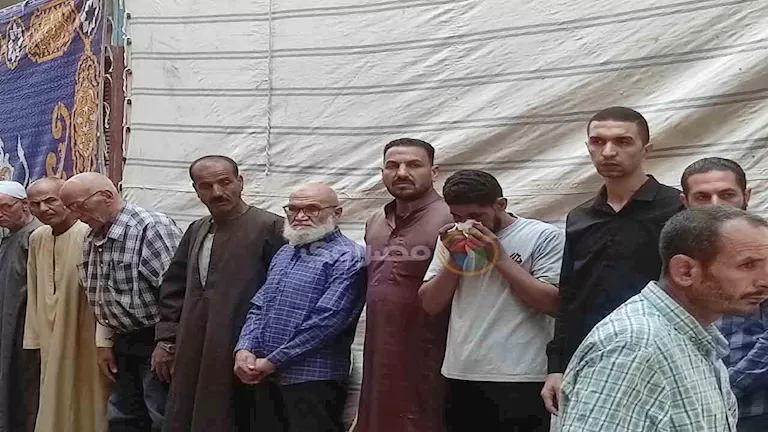 ملامح الحزن والصدمة تظهر على والد وشقيق مضيفة البحيرة قبل جنازتها -صدى الخبر ملامح الحزن والصدمة تظهر على والد وشقيق مضيفة البحيرة قبل جنازتها -صدى الخبر