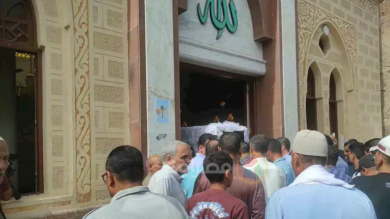 خروج جثمان المضيفة عزة رمزي ملفوفًا بفستان زفاف لتشييعه لمثواه الأخير خروج جثمان المضيفة عزة رمزي ملفوفًا بفستان زفاف لتشييعه لمثواه الأخير