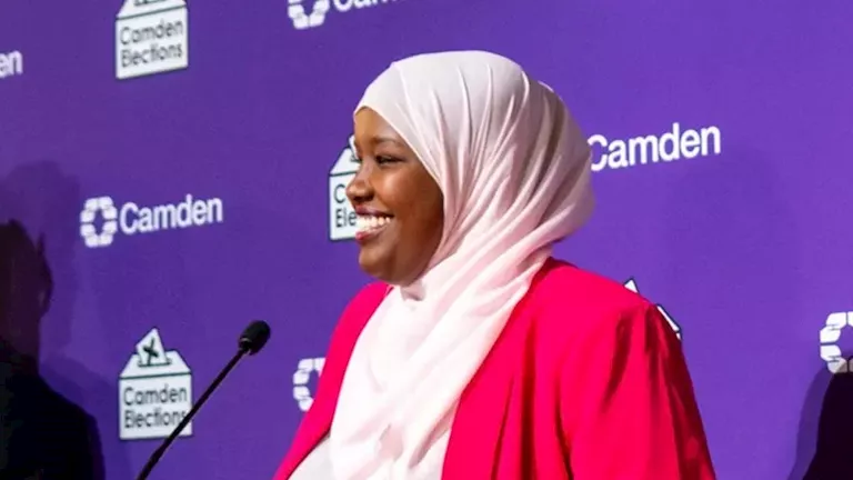 أول نائبة بريطانية من أصول صومالية تؤدي القسم على المصحف (فيديو) أول نائبة بريطانية من أصول صومالية تؤدي القسم على المصحف (فيديو)