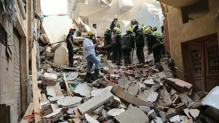 استخراج 3 مصابين من أسفل أنقاض عقار حدائق القبة المنهار -صدى الخبر استخراج 3 مصابين من أسفل أنقاض عقار حدائق القبة المنهار -صدى الخبر