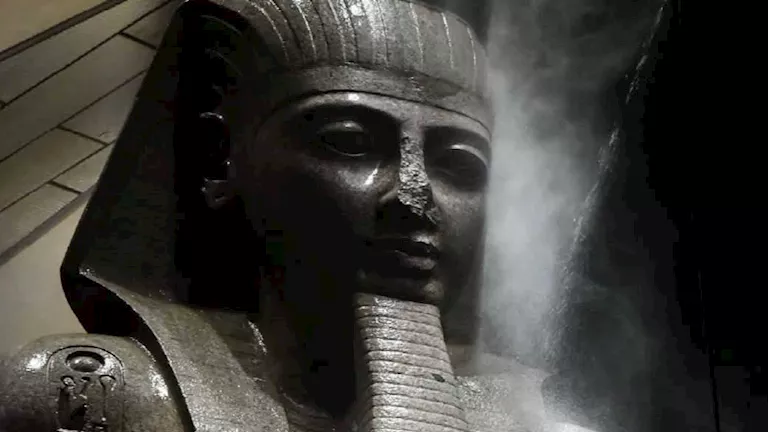 المتحف المصري الكبير يوثق تنظيف تمثال رمسيس الثاني -صور المتحف المصري الكبير يوثق تنظيف تمثال رمسيس الثاني -صور