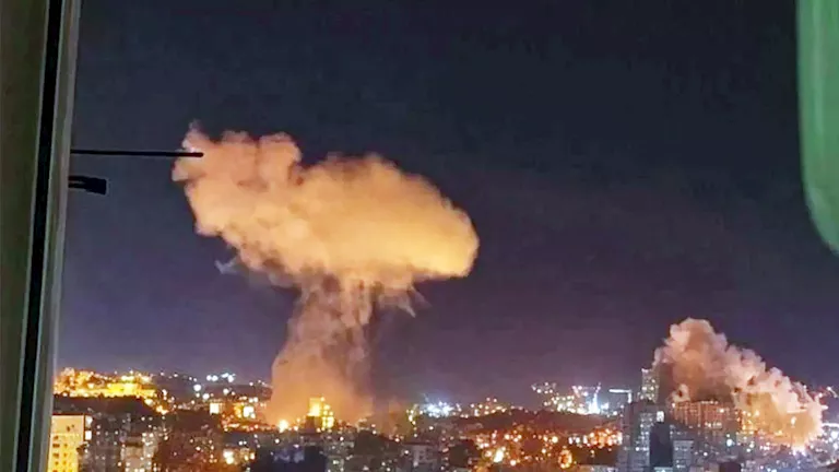 الحوثيون يعلنون قصف منشآت نفطية ومطار في السعودية الحوثيون يعلنون قصف منشآت نفطية ومطار في السعودية