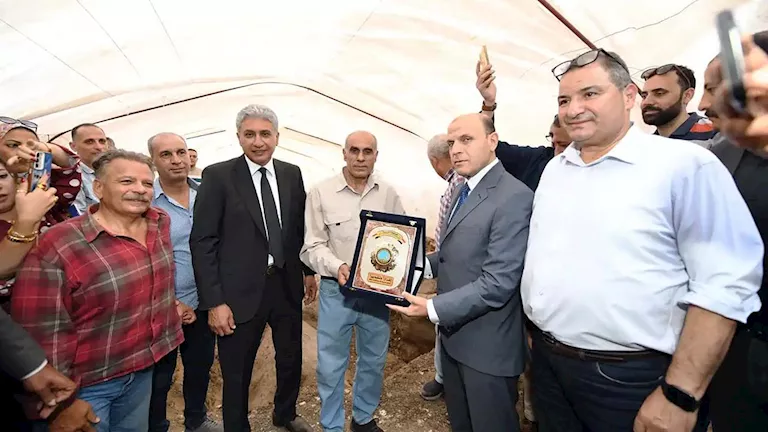 وزير السياحة يكرم مواطنًا بالغربية أبلغ عن كشف أثري أمام منزله وزير السياحة يكرم مواطنًا بالغربية أبلغ عن كشف أثري أمام منزله