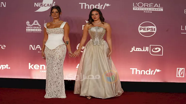 إيمان العاصي مع ابنتها وروجينا مع عائلتها.. النجوم في حفل افتتاح الجون -صدى الخبر إيمان العاصي مع ابنتها وروجينا مع عائلتها.. النجوم في حفل افتتاح الجون -صدى الخبر