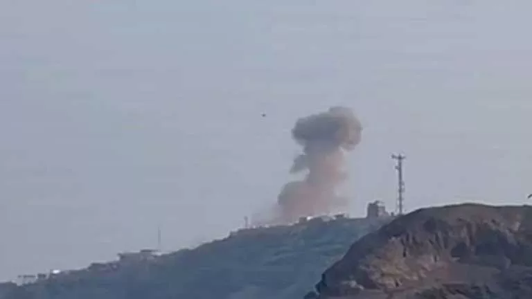 اليمن يعلن مقتل 5 أشخاص وإصابة 16 في الهجوم الحوثي بعدن اليمن يعلن مقتل 5 أشخاص وإصابة 16 في الهجوم الحوثي بعدن