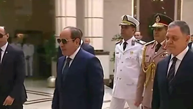 السيسي يصل مقر احتفال تخرج دفعة جديدة من طلاب أكاديمية الشرطة السيسي يصل مقر احتفال تخرج دفعة جديدة من طلاب أكاديمية الشرطة