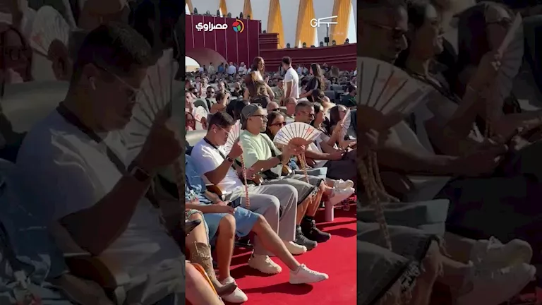 “مش هعرف أعيش من غيره”.. أحمد داوود يمازح المصورين بسبب بطاقة المهرجان -صدى الخبر "مش هعرف أعيش من غيره".. أحمد داوود يمازح المصورين بسبب بطاقة المهرجان -صدى الخبر
