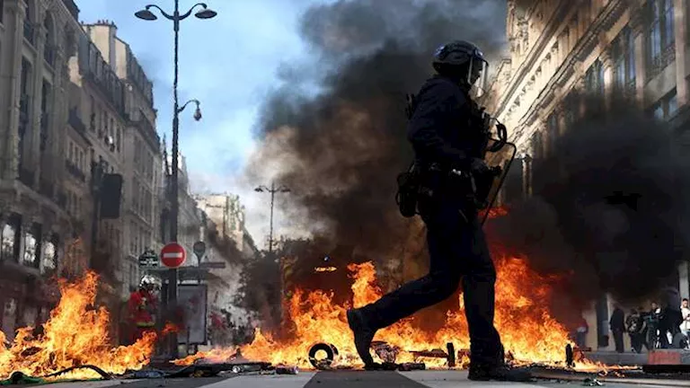 272 معتقلًا وملثمون وعنف تتوسع رقعته.. فرنسا تغلي بالاشتباكات- صور 272 معتقلًا وملثمون وعنف تتوسع رقعته.. فرنسا تغلي بالاشتباكات- صور