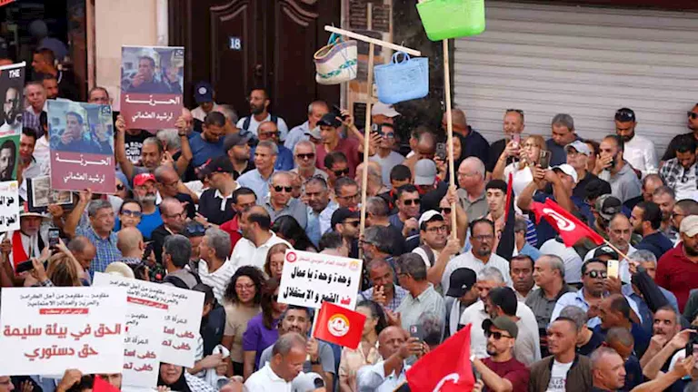 آلاف التونسيين يحتشدون للمطالبة باستعادة الديمقراطية والحريات آلاف التونسيين يحتشدون للمطالبة باستعادة الديمقراطية والحريات