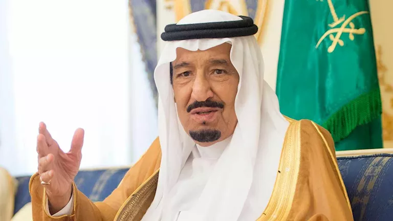 لقطة أرشيفية للملك سلمان يؤدي التحية العسكرية للقوات المسلحة لقطة أرشيفية للملك سلمان يؤدي التحية العسكرية للقوات المسلحة