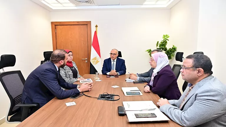 وزير الري يوجه بدراسة طلبات تغطية الترع واستغلال أراضي الري وزير الري يوجه بدراسة طلبات تغطية الترع واستغلال أراضي الري