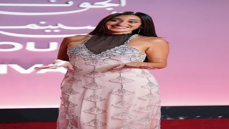 أمينة خليل تتألق بفستان فاخر مرصع بالفضة في رابع أيام مهرجان الجونة -صدى الخبر أمينة خليل تتألق بفستان فاخر مرصع بالفضة في رابع أيام مهرجان الجونة -صدى الخبر