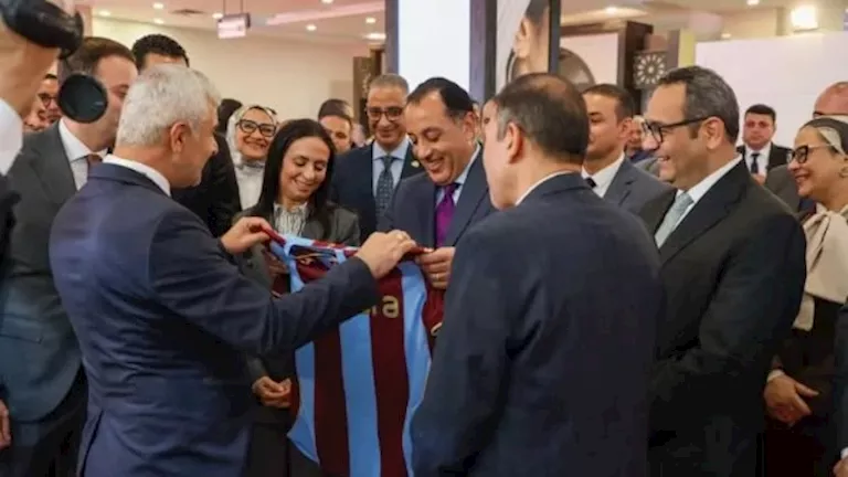 هدية تركية لمدبولي.. قميص محمد صلاح ضمن فعاليات “تراثنا” هدية تركية لمدبولي.. قميص محمد صلاح ضمن فعاليات "تراثنا"