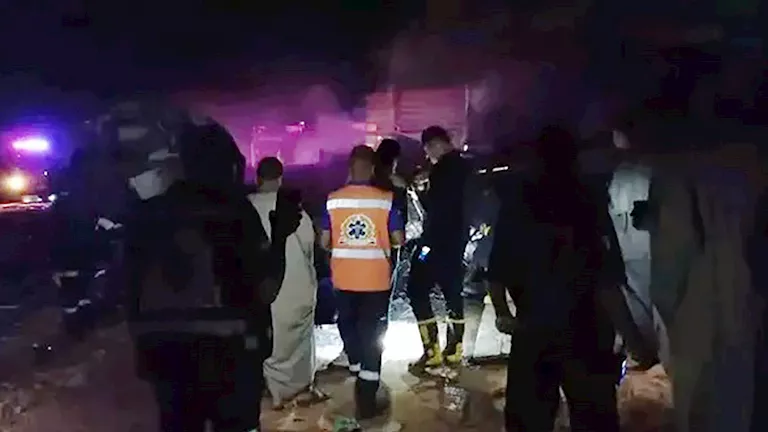 تفحم تريلتين محملتين بمواد البناء بعد تصادمهما على صحراوي إسنا تفحم تريلتين محملتين بمواد البناء بعد تصادمهما على صحراوي إسنا