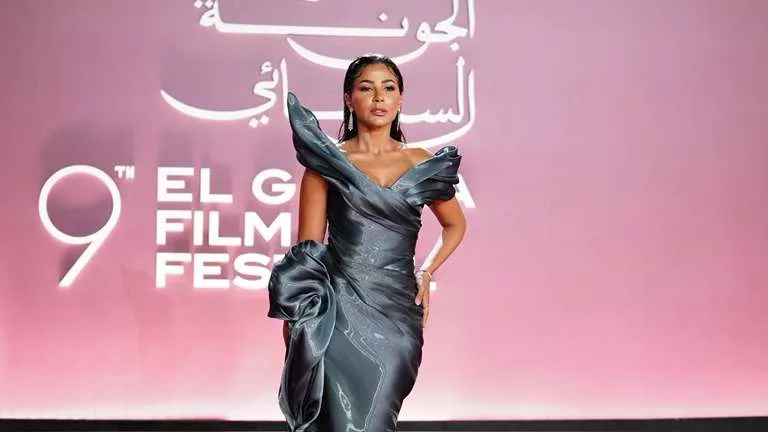 مهيرة عبدالعزيز بفستان رمادي بتصميم وردة ضخمة عند الخصر في الجونة -صدى الخبر مهيرة عبدالعزيز بفستان رمادي بتصميم وردة ضخمة عند الخصر في الجونة -صدى الخبر