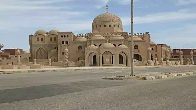 مسجد الرحمة بطور سيناء تحفة معمارية على شاطئ خليج السويس مسجد الرحمة بطور سيناء تحفة معمارية على شاطئ خليج السويس