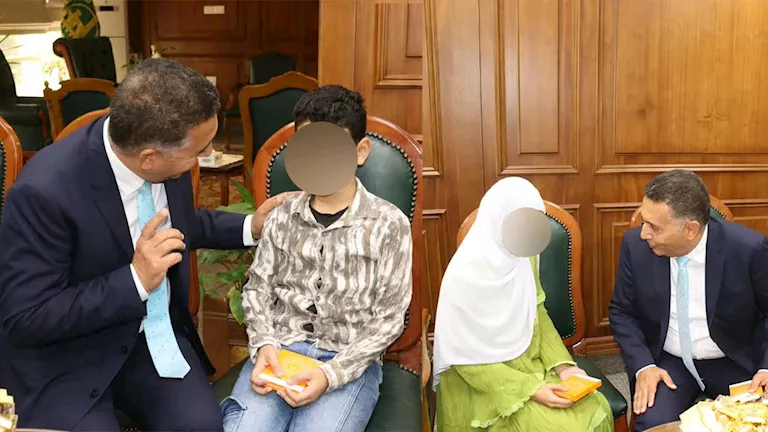 محافظ القليوبية يستجيب لطلب أسرة شقيقين فاقدَي البصر – صور -صدى الخبر محافظ القليوبية يستجيب لطلب أسرة شقيقين فاقدَي البصر - صور -صدى الخبر