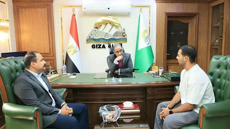 محافظ الجيزة يكرّم مواطنًا أنقذ طفلًا سقط من الطابق الثالث بأرض اللواء محافظ الجيزة يكرّم مواطنًا أنقذ طفلًا سقط من الطابق الثالث بأرض اللواء