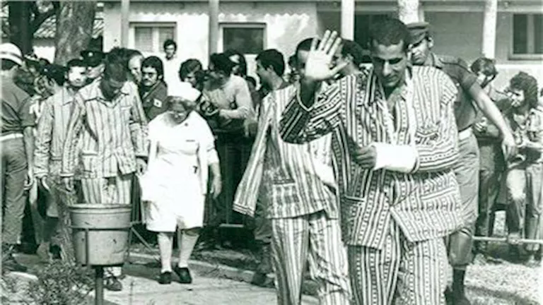 بيجامات الكاستور.. عندما اختار السادات “حاجة مصرية” للأسرى الإسرائيليي -صدى الخبر بيجامات الكاستور.. عندما اختار السادات "حاجة مصرية" للأسرى الإسرائيليي -صدى الخبر