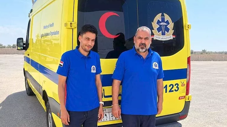 مسعف ينقذ عاملًا مبتور الذراع وينقلها للمستشفى لإعادة توصيلها مسعف ينقذ عاملًا مبتور الذراع وينقلها للمستشفى لإعادة توصيلها