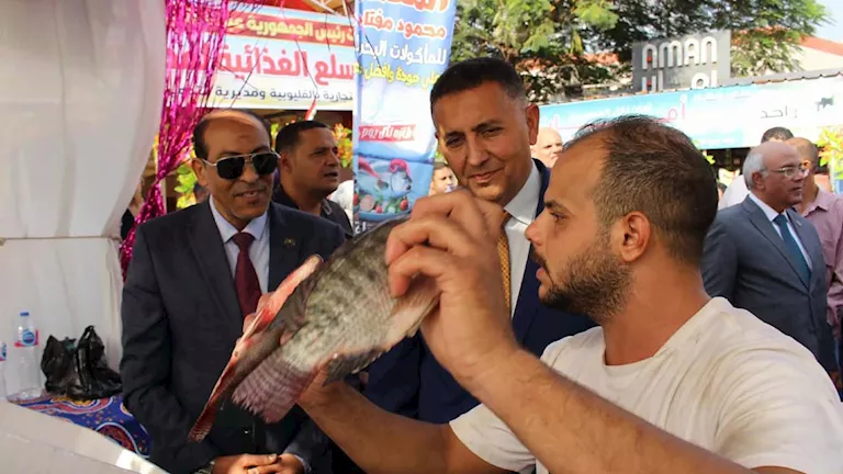 محافظ القليوبية يفتتح معرضًا للسلع الغذائية في الخانكة محافظ القليوبية يفتتح معرضًا للسلع الغذائية في الخانكة