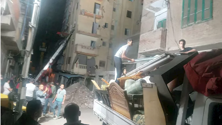 إنزال أثاث الأسر المتضررة من عقاري إمبروزو وكرموز بالإسكندرية – صور -صدى الخبر إنزال أثاث الأسر المتضررة من عقاري إمبروزو وكرموز بالإسكندرية - صور -صدى الخبر