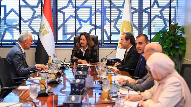 عوض تبحث تطوير مركز السلام وتعزيز حماية البيئة البحرية عوض تبحث تطوير مركز السلام وتعزيز حماية البيئة البحرية